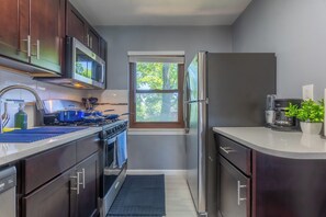 Refrigerador, microondas, horno, placa de cocina