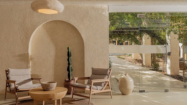 A room with two wooden chairs, a woven basket, a large vase, and a hanging light fixture. - Serab Residencia (Jounieh)