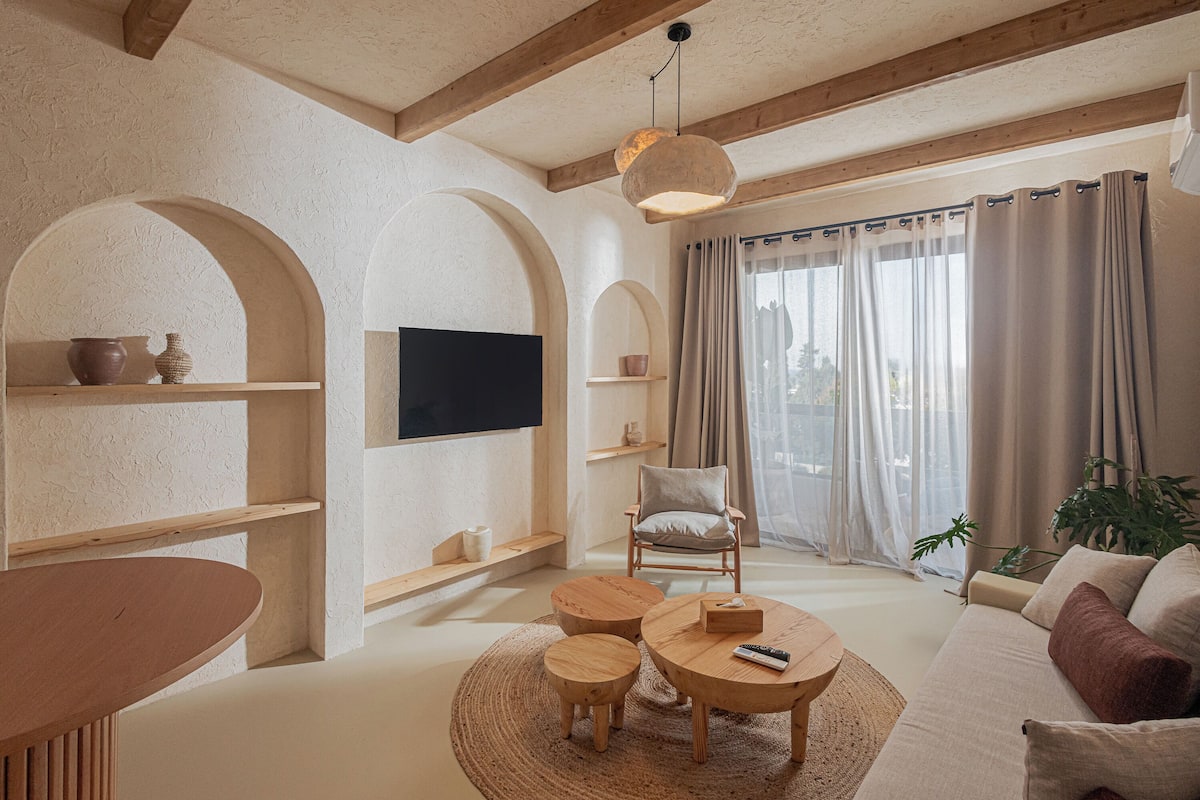 50-inch flat-screen TV with satellite channels, Netflix