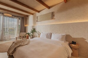 Rom – deluxe, balkong, sjøutsikt | Sengetøy av topp kvalitet, minibar og safe på rommet