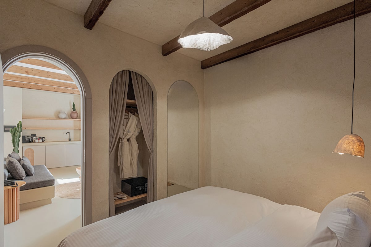 Suite junior, 1 habitación, balcón, vista a la alberca | 1 habitación, ropa de cama de alta calidad y minibar