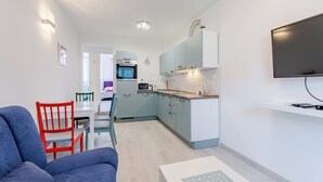 A modern apartment with a kitchen, dining area, and living room. - Apartment Karlo (Kastela)