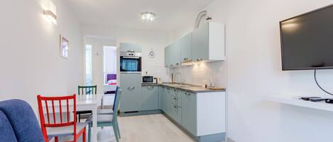 Apartamento (Two Bedroom Apartment with Balcony (M) | Sala de estar | Televisión de pantalla plana de 32 pulgadas con canales por cable