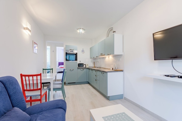 Διαμέρισμα (Two Bedroom Apartment with Balcony (M) | Καθιστικό | Τηλεόραση με επίπεδη οθόνη 32 ιντσών με καλωδιακά κανάλια