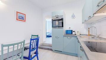 Apartment (Two Bedroom Apartment with Balcony (M) | Esszimmer