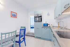 Căn hộ (Two Bedroom Apartment with Balcony (M) | Phòng ăn