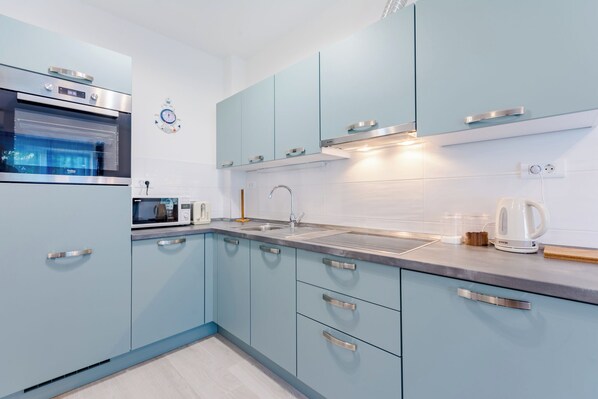 Apartment (Two Bedroom Apartment with Balcony (M) | Eigene Küche | Kühlschrank