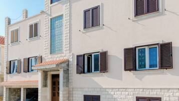 Apartment (Two Bedroom Apartment with Balcony (M) | Exterior