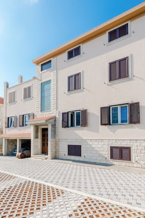 Căn hộ (Two Bedroom Apartment with Balcony (M) | Ngoại thất