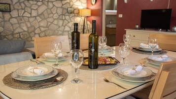 House (Two Bedroom Holiday Home with Sea Vie) | Dining room