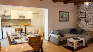 Casa (Two Bedroom Holiday Home with Sea Vie) | Sala de estar | Televisión de pantalla plana de 32 pulgadas con canales vía satélite