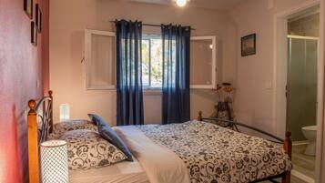 House (Two Bedroom Holiday Home with Sea Vie) | 2 bedrooms, cots/infant beds, free WiFi