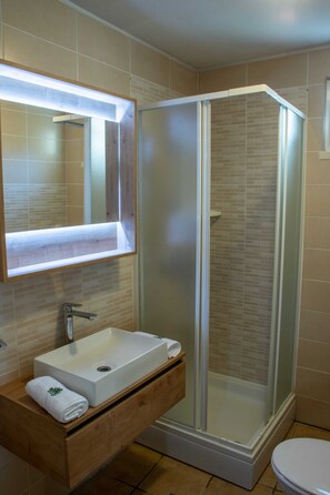 Maison (Two Bedroom Holiday Home with Sea Vie) | Salle de bain | Douche, serviettes fournies