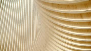 Primer plano de una superficie de madera con un diseño curvo y con relieve.