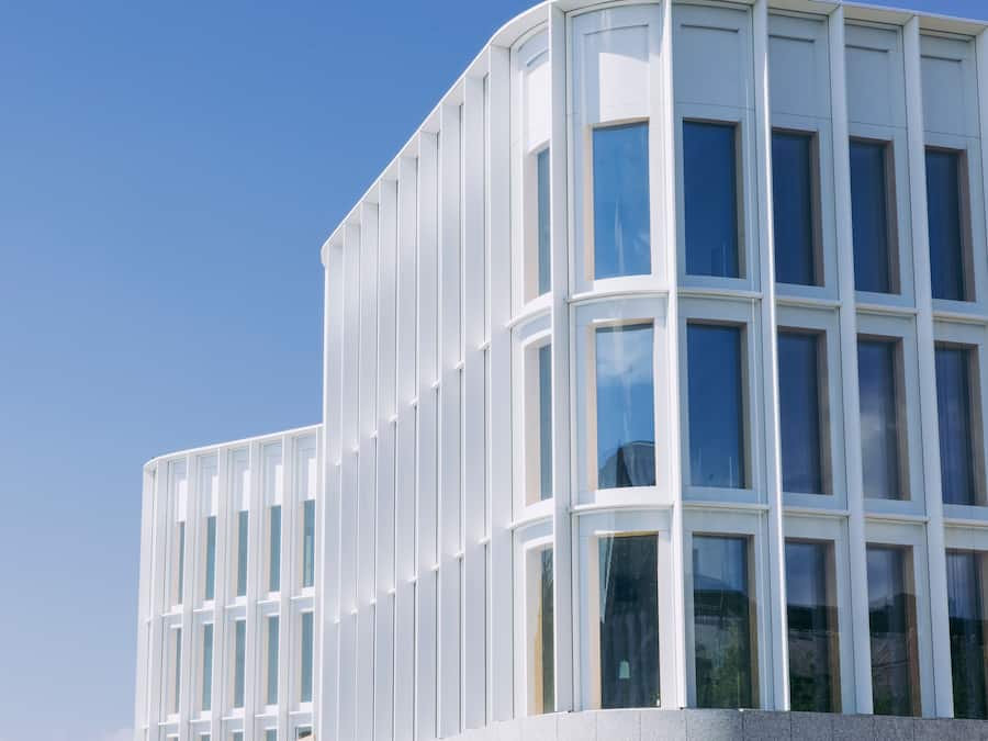 Un edificio moderno con fachada curva y ventanas amplias.