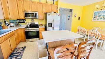 Microwave, stovetop, dishwasher, coffee/tea maker