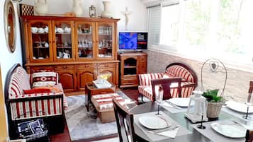 Apartamento (One Bedroom Apartment) | Sala de estar | TV de tela plana 32 polegadas com canais via satélite, DVD player