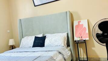 1 dormitorio, tabla de planchar con plancha, wifi y ropa de cama