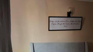 1 slaapkamer, een strijkplank/strijkijzer, wifi, beddengoed