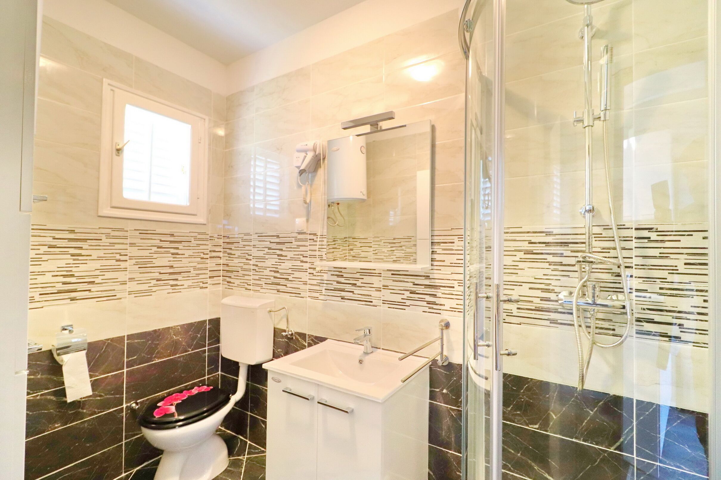 Apartment (Two Bedroom Apartment with Terrace an) | Bathroom | Shower, towels