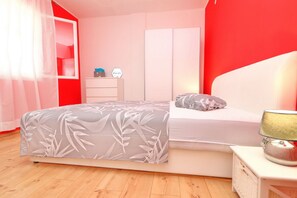 A bedroom with a bed, bedside table, and a nightstand. - Apartment Marjana Prižba (Blato)
