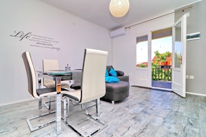 อพาร์ทเมนท์ (Two Bedroom Apartment with Terrace an) | ห้องรับประทานอาหาร