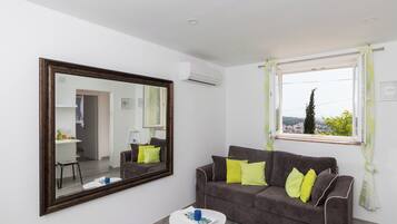 Căn hộ (One Bedroom Apartment with Terrace an) | Phòng khách | TV màn hình phẳng 32-inch có truyền hình kỹ thuật số