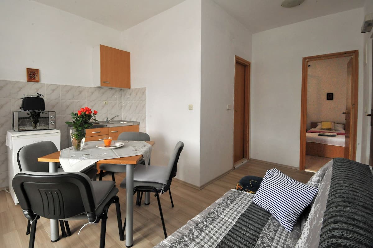Appartement (One Bedroom Apartment with Balcony (A) | Salle de séjour | Téléviseur à écran plat de 32 po avec télévision par câble