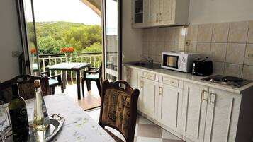 Departamento (One Bedroom Apartment with Balcony (A) | Cocineta privada | Refrigerador