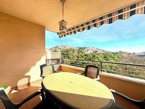 Outdoor dining - Junto a la Playa, Parque y Jardines, con Terraza y Todos los Servicios (Rincón de la Victoria)