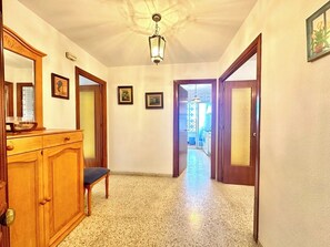 Interior - Junto a la Playa, Parque y Jardines, con Terraza y Todos los Servicios (Rincón de la Victoria)