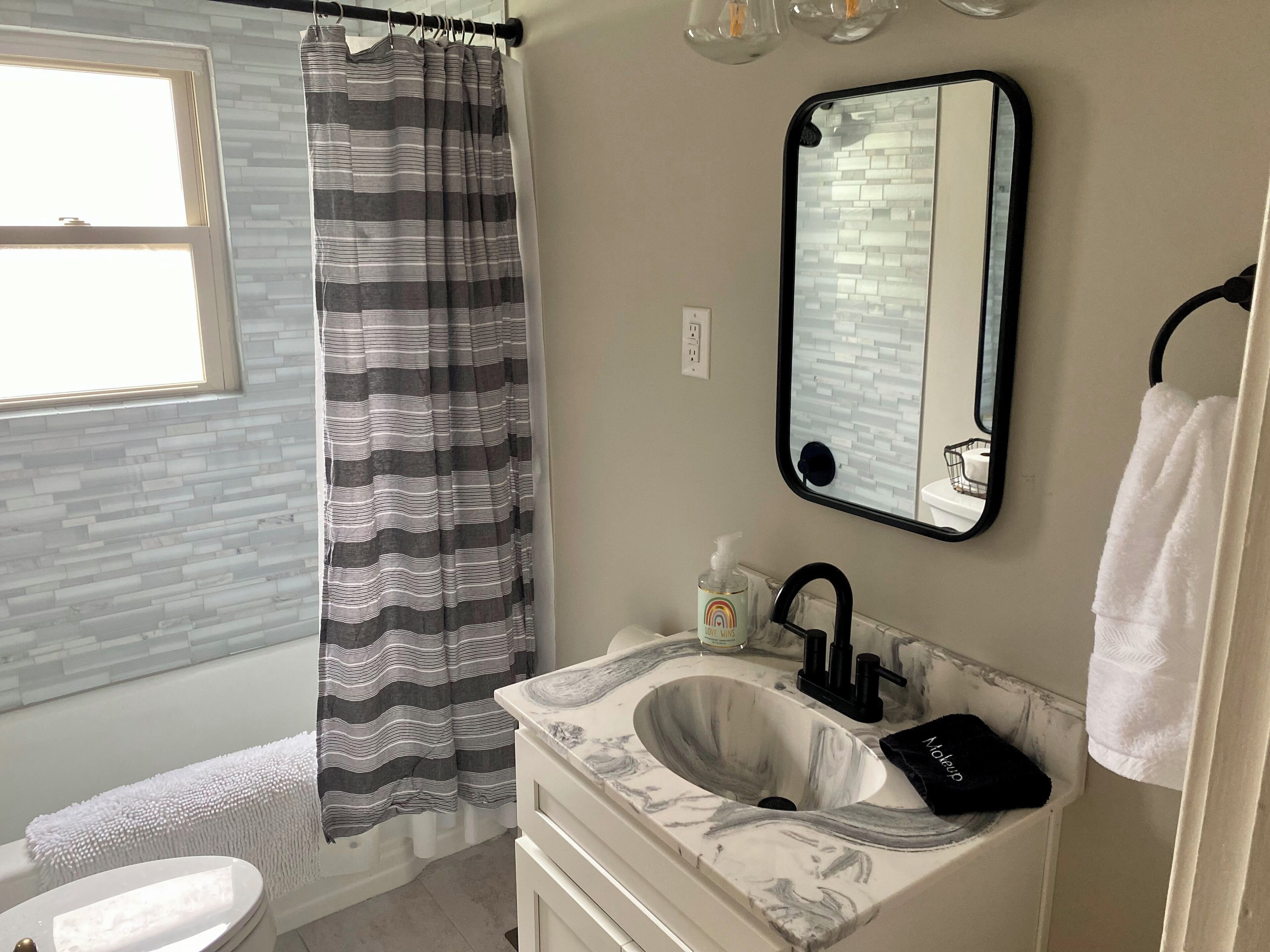 Secador de pelo, toallas, jabón y champú