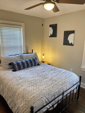 2 bedrooms, iron/ironing board, WiFi, bed sheets - Kentucky Comfort Central Retreat, 2 Bedroom Home (Franklin)