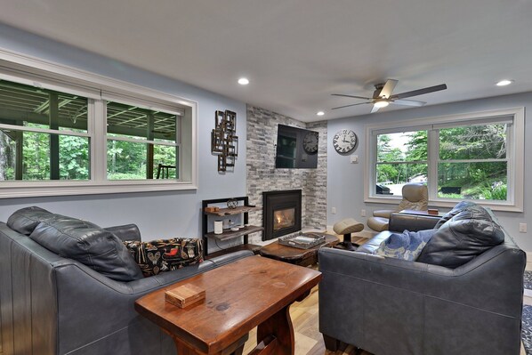 Smart TV, fireplace