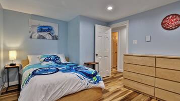 3 slaapkamers, een bureau, een strijkplank/strijkijzer, reisbedje