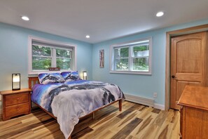 3 室のベッドルーム、デスク、アイロン / アイロン台、旅行用ベビーベッド