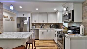 Kjøleskap, mikrobølgeovn, ovn og kokeplater