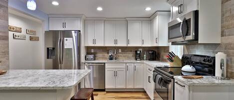 Køleskab, mikrobølgeovn, ovn, kogeplade