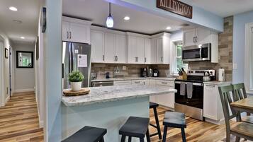 Kjøleskap, mikrobølgeovn, ovn og kokeplater