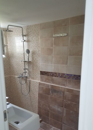 Kahden hengen huone (kaksi sänkyä) (Double or Twin Room with External Pri) | Kylpyhuone | Suihku, pyyhkeet
