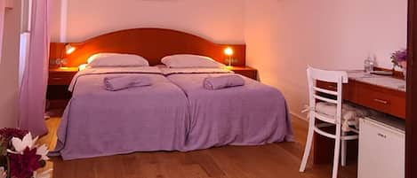 Habitación con 2 camas individuales (Double or Twin Room with External Pri) | 3 habitaciones y wifi gratis