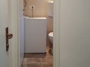 三人房 (Triple Room with External Private Bat) | 浴室 | 淋浴設備、毛巾