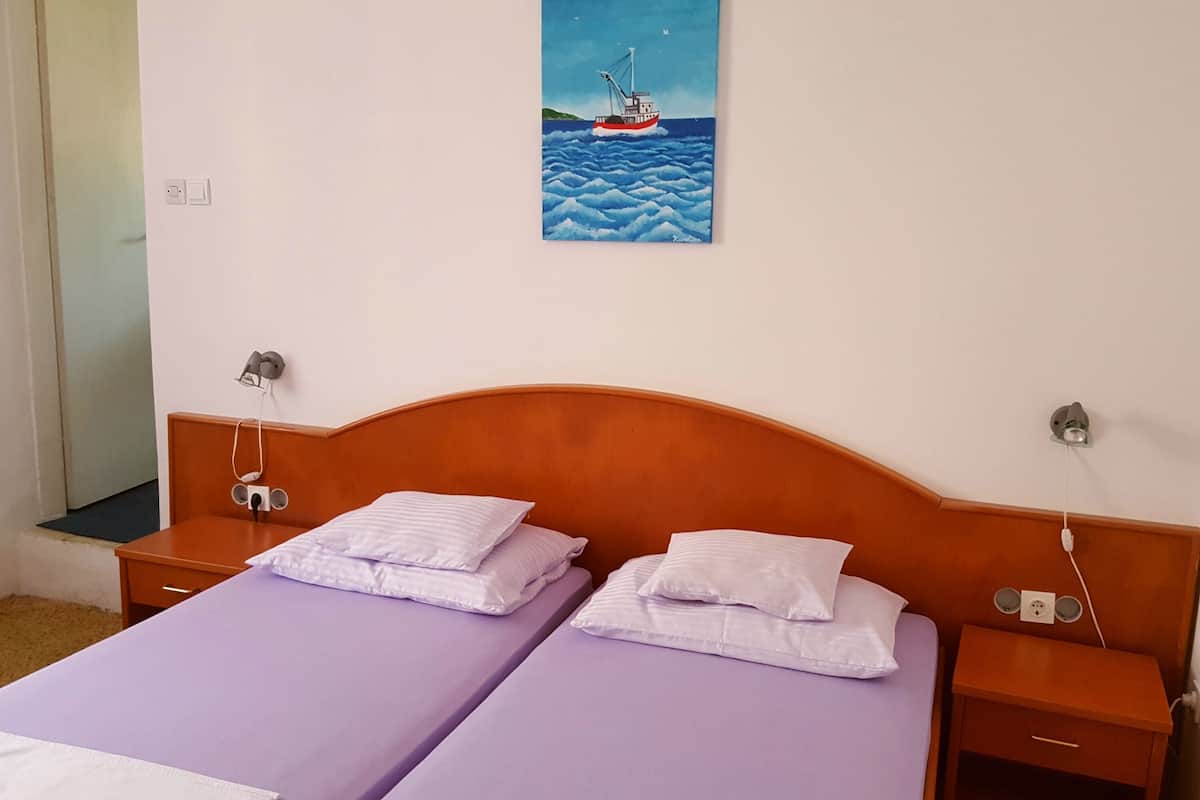 Habitación con 2 camas individuales (Double or Twin Room with Private Bath) | 3 habitaciones y wifi gratis