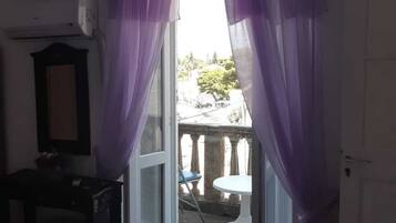 Triple Room (Triple Room with External Private Bat) | Balcony