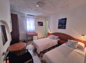 雙床房 (Double or Twin Room with Private Bath) | 3 間臥室、免費無線上網