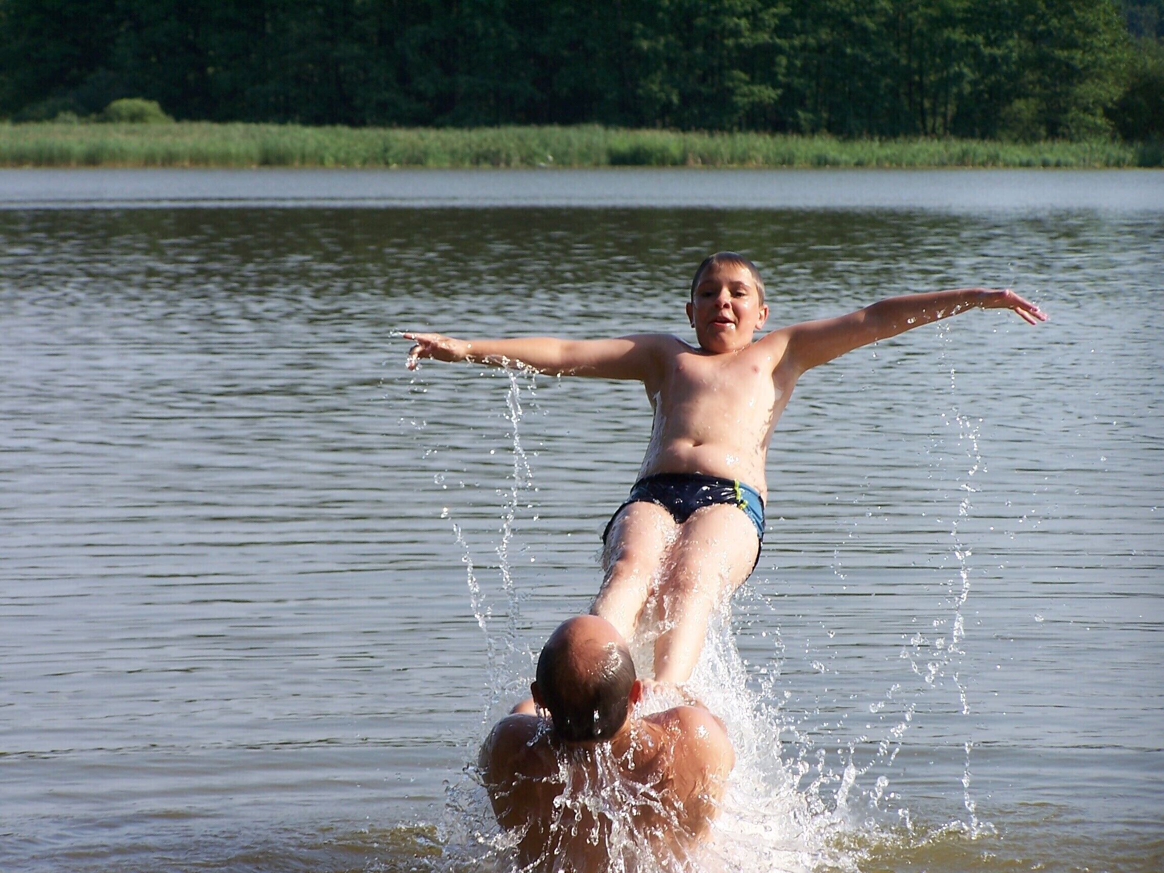 Iemand in een zwembad, met rondom opspattend water.