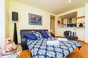 Appartamento (One Bedroom Apartment with Balcony an) | Soggiorno | TV a schermo piatto 32 pollici con canali via cavo