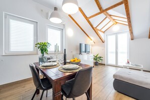 Apartment (Comfort One Bedroom Apartment with Ba) | Esszimmer