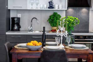 Apartment (Comfort One Bedroom Apartment with Ba) | Dining room