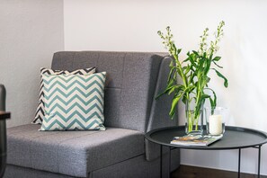 Apartamento (One Bedroom Apartment with Balcony an) | Sala de estar | TV de tela plana 32 polegadas com canais a cabo